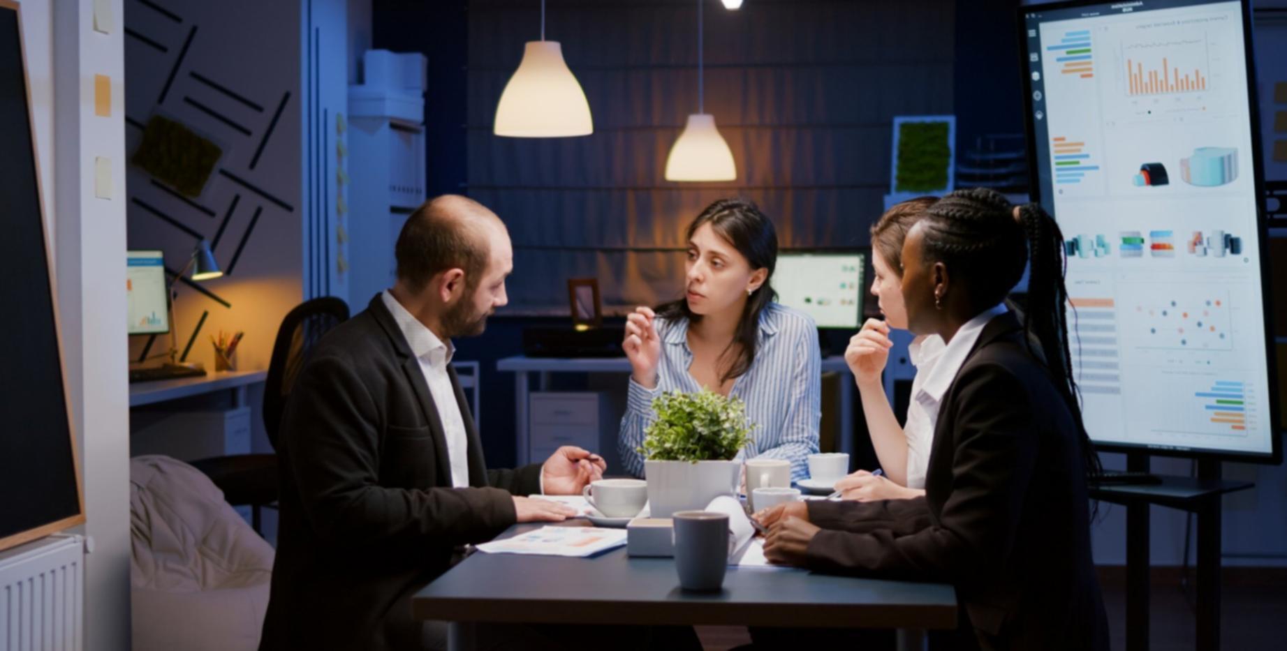 Sesión de análisis de balances con calculadora y documentos financieros