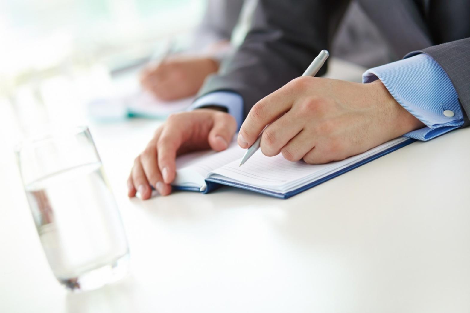 Sesión práctica de análisis financiero con documentación empresarial