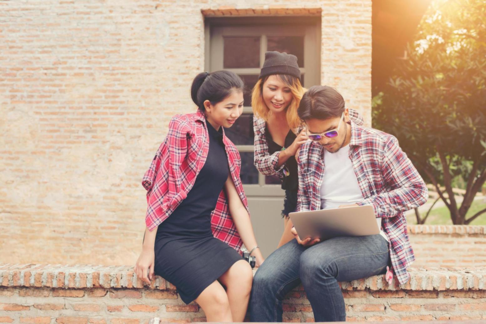 Análisis de datos financieros en pantalla con gráficos y métricas